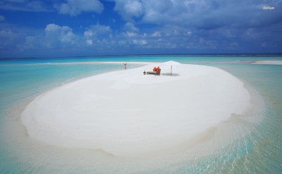 35370-white-sand-small-island-in-maldives-1680x1050-beach-wallpaper