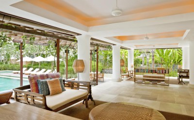 44031002-H1-Pool_Bar_Interior_1