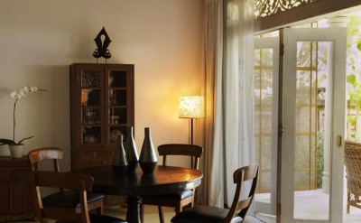44045486-H1-Uma_Suite_-_Uma_Pool_Suite_dining_area