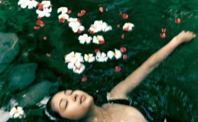 44165342-H1-floating_with_flowers