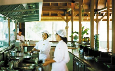 44182186-H1-Glow_Chefs_in_action