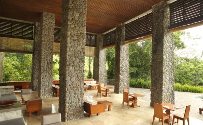alilaubud-dining-poolside-lounge