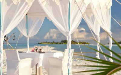 43417292-H1-Dining_by_design_on_the_beach
