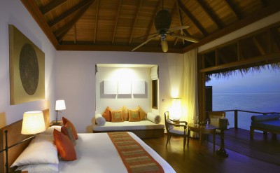 43418150-H1-Deluxe_Over_Water_Bungalow_bedroom