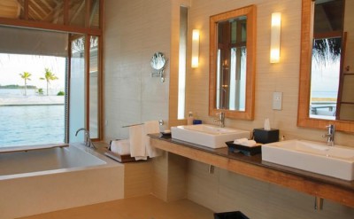 Deluxe-Over-Water-bathroom-AVM_715