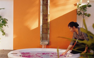 Hi_ANMVMI_27798274_ANMI_GuestRoom_DeluxeBeachFrontVilla_Outdoor JetPool w Ther