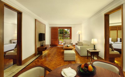 palace suite living room 01 IMG_5901door2