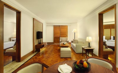 palace suite living room 02 IMG_5901door