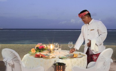 romantic dinner beach horizon